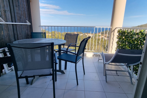 08-location-cap-esterel-agay-hameau-T2-balcon-terrasse-vue-mer-calme
