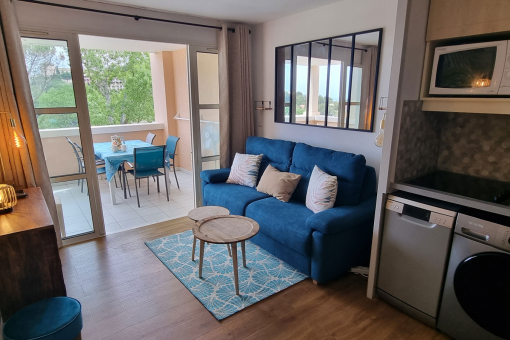 01-location-cap-esterel-agay-village-T2-balcon-terrasse-vue-salon-moderne-cuisine