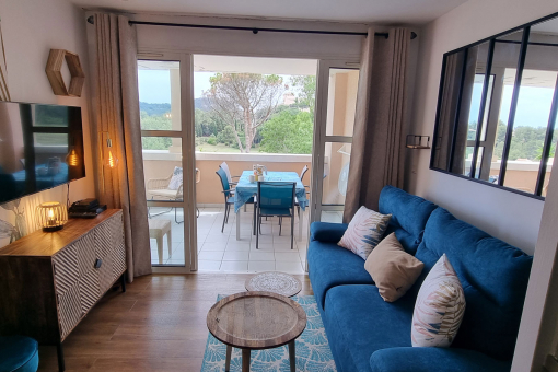 07-location-cap-esterel-agay-village-T2-balcon-terrasse-vue-salon-moderne